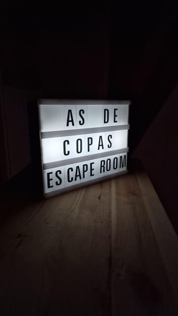 Porto: Ace of Cups Escape Room Expereince - Language and instructor support: Portuguese and English, plus a communication strategy