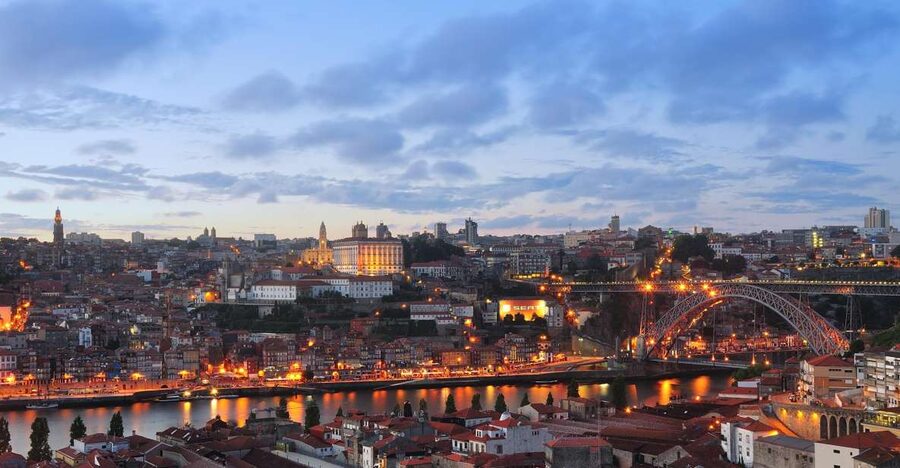 Porto: All-Inclusive Fado Dinner Show and Night Tour - Night sightseeing by minivan: viewpoints, streets, and the Douro effect