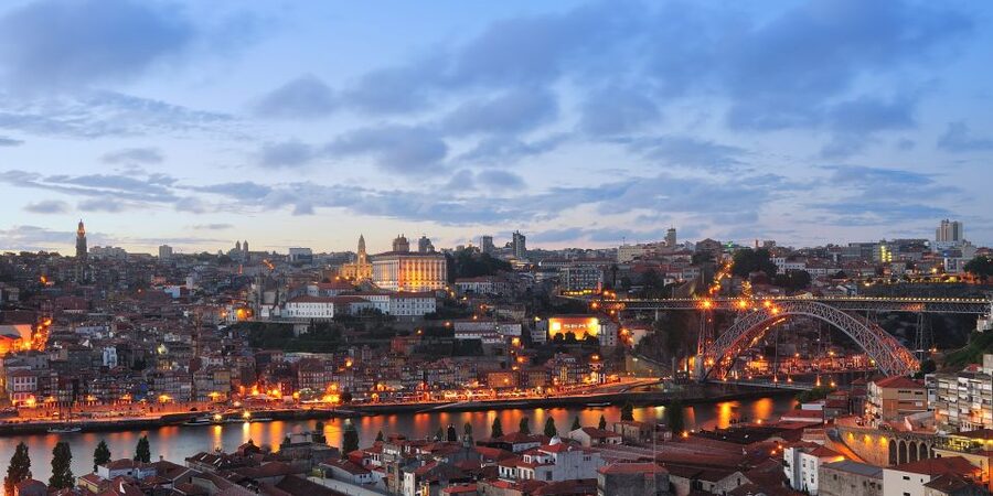 Porto: All-Inclusive Fado Dinner Show and Night Tour - Setting the scene: seaside views in summer, Serra do Pilar in winter