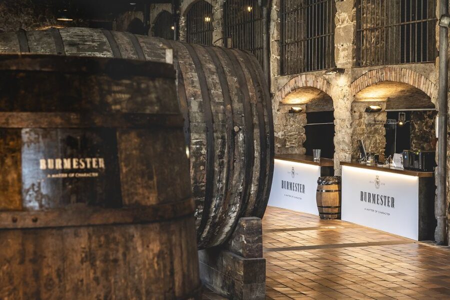 Porto: Burmester Cellar Tour with Tasting & Pairing Options - Guides and group energy: why the tone matters