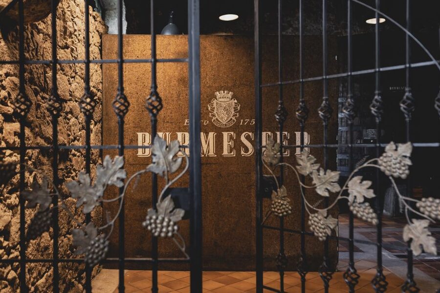 Porto: Burmester Cellar Tour with Tasting & Pairing Options - Your meeting point: finding the cellars by the bridge