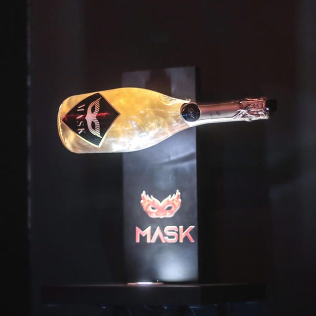 Porto: Cabaret & Pole Shows, with a Welcome Drink! - VIP area comfort: what you gain (and what costs extra)