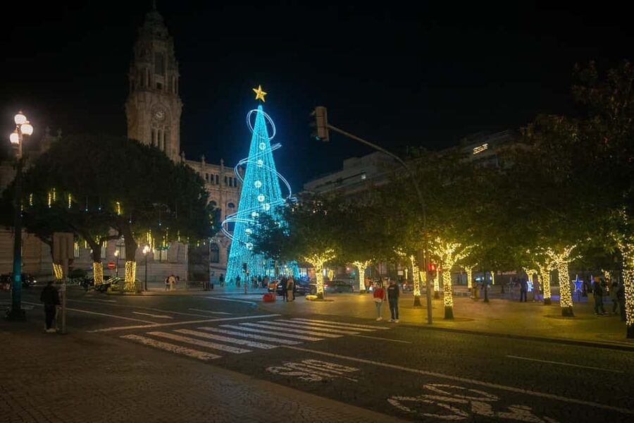 Porto: Christmas Lights Flexible Walking Tour - Starting at São Bento Railway Station for Azulejo Calm and Clear Photos