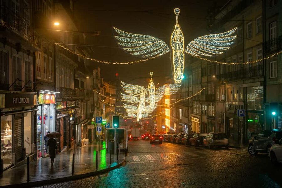 Porto: Christmas Lights Flexible Walking Tour - Avenida dos Aliados: Porto’s 30-Meter Christmas Tree Moment