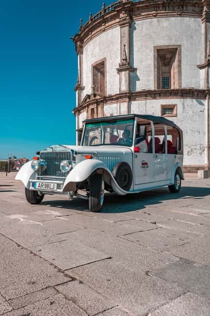 Porto: City Center Eco Car e Cruzeiro Rio Douro - Aliados Avenue and Stª Catarina Street photo stops from the car