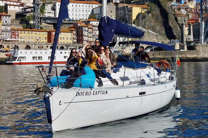 Porto: Cruzeiro privado rio douro até 8 pessoas com wine tasting - Crew personality, local recommendations, and why that adds value