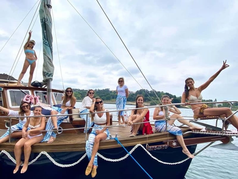 Porto: Douro Classic Boat Tour - Comfort and crew care: why people end up smiling the whole time