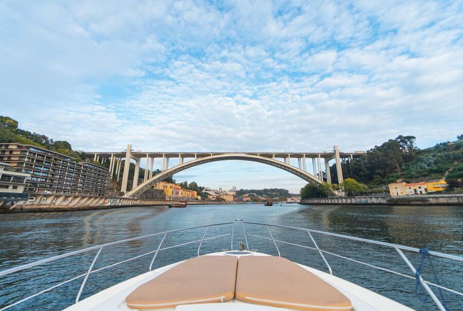 Porto - Douro Cruise with Port wine and snacks - Stop 4, Dom Luís Bridge: the Porto icon from a moving perspective
