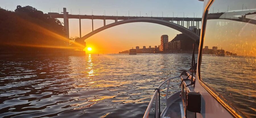 Porto: Douro private cruiser (only for you)6 bridges/sunset - Why this private Douro sunset cruise beats the big-boat feel