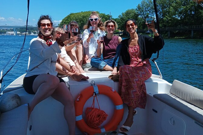 Porto:Douro River boat tour under the 6 bridges - Boarding at R. do Ouro and the small-boat advantage