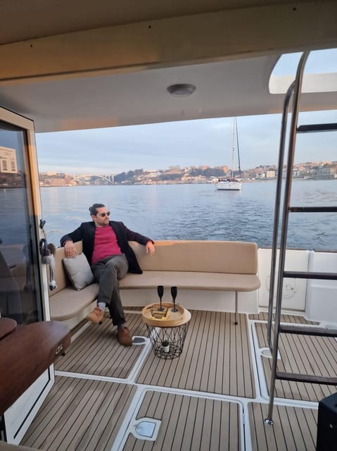Porto: Douro River Cruise / Welcome Drink/with sunset option - Porto and Vila Nova de Gaia, including the Dom Luis I Bridge from below
