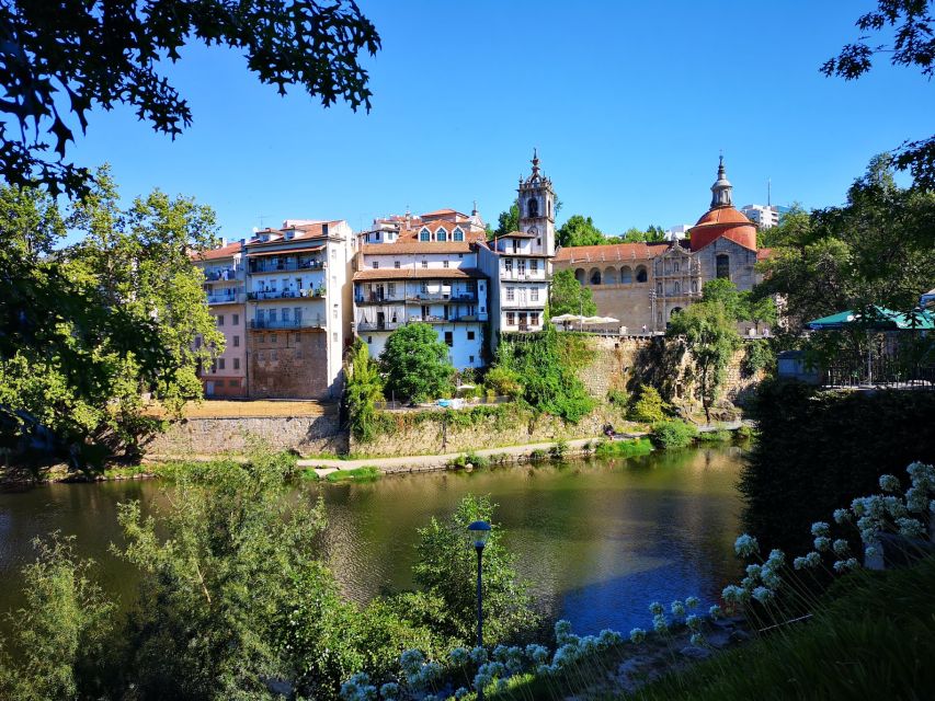 Porto: Douro Valley History & Wine Tour with Cruise & Lunch - The included lunch: traditional Douro food plus local wine