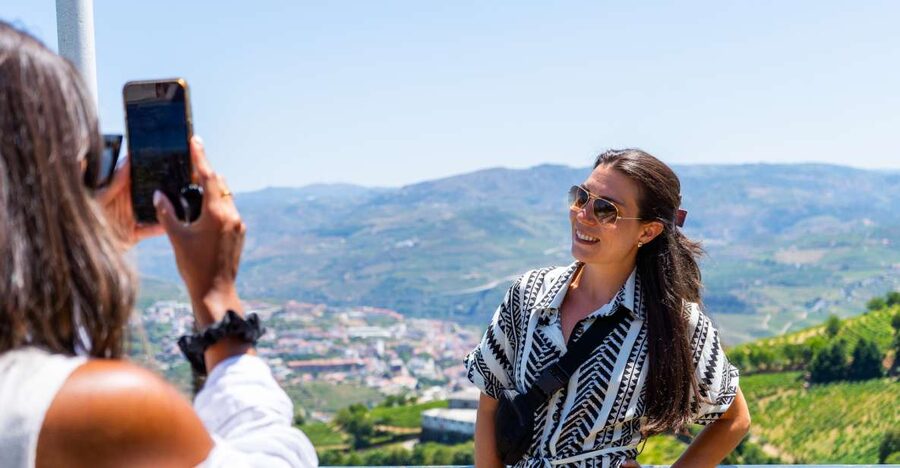 Porto: Douro Valley Tour with Lunch, Boat Cruise & Tastings - The N222 Drive and Régua Photo Break: Your “River View” Training