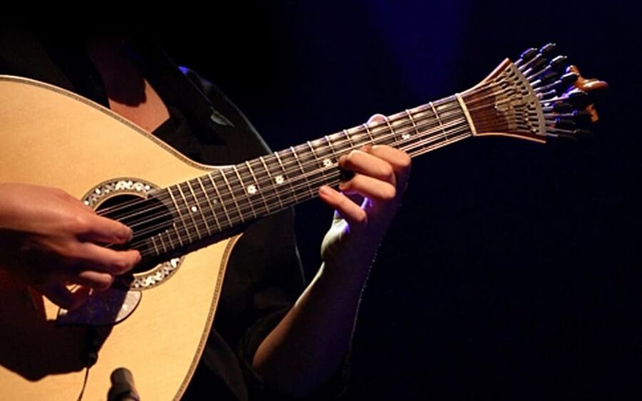 Porto: Fado Show with Dinner in a Traditional Fado House - Dinner and concert time: how the evening actually plays