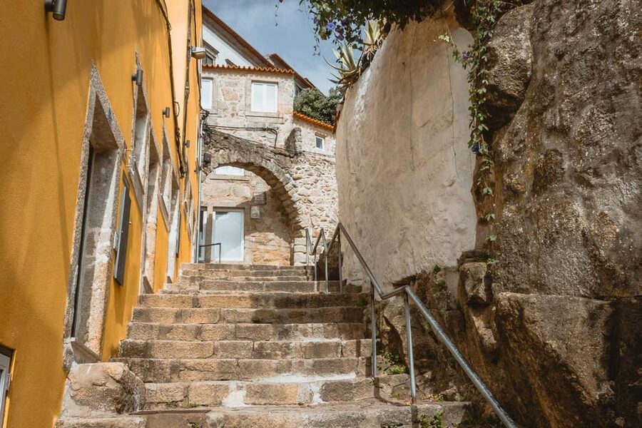 Porto: Flexible Walking Tour in Medieval Area - Mercadores Street climb: reaching the medieval core at your pace