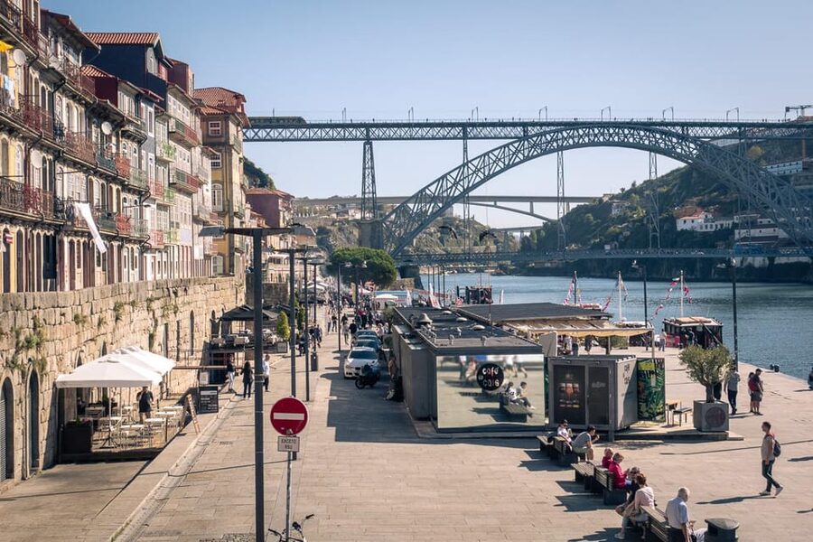 Porto: Flexible Walking Tour in Medieval Area - Sé Cathedral Square: the main monument cluster, plus the cloister area
