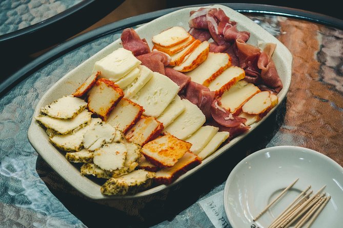 Porto Food and Local Drinks Evening Tour by Food Lover Tour - What you actually eat: petiscos, sharing boards, and the full-meal promise