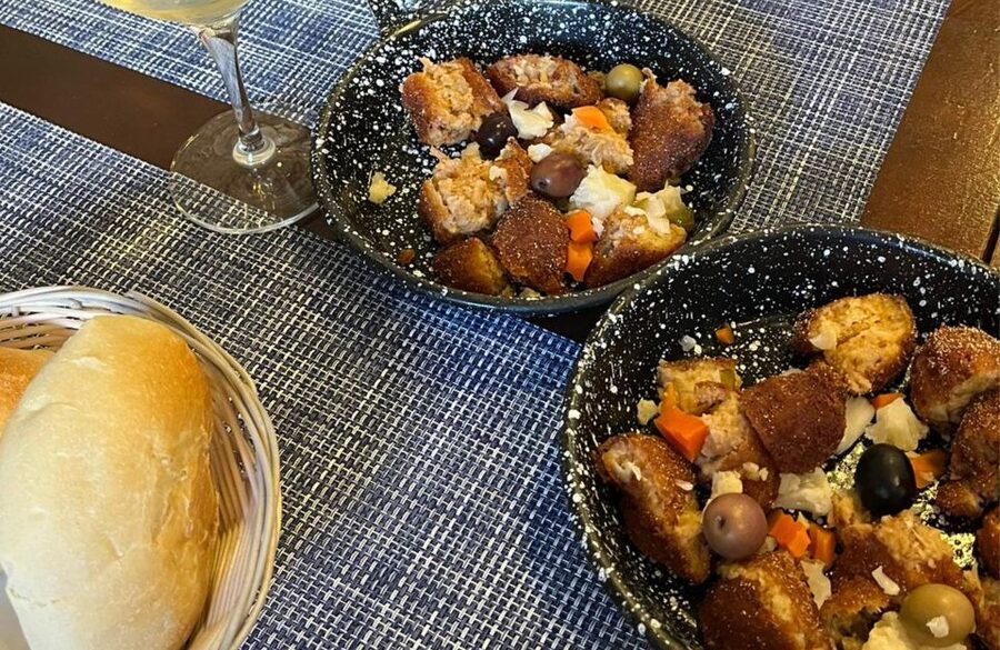 Porto: Food Tour with Tastings - The dinner stop: traditional plate, wine tasting, and dessert
