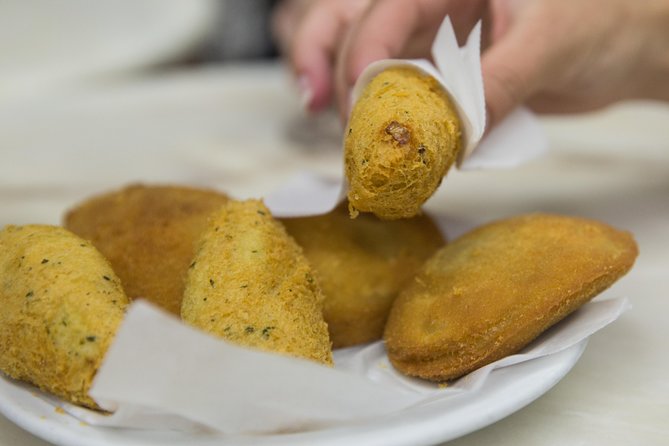 Porto Food & Wine Tasting Tour with Lunch or Dinner Option - Leandro Café and the codfish cake that turns Porto into a memory