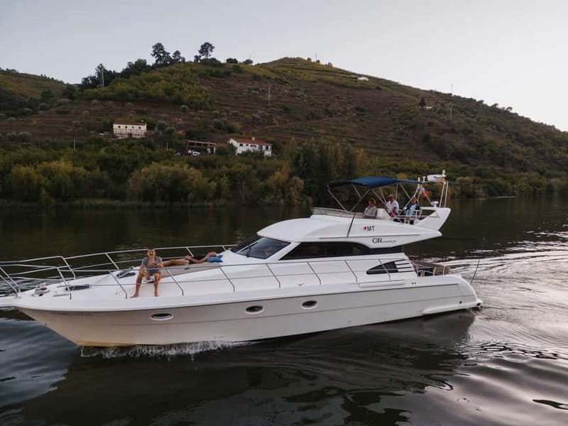 Porto: Full Day Douro River Cruise from Porto to Régua - Crestuma Lever stop: breakfast, guided introduction, and cruising with the river’s rhythm