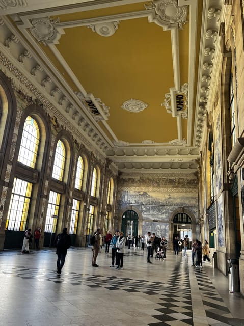 Porto: Guided City Highlights Walking Tour - Porto Cathedral (Sé): medieval bones under modern feet