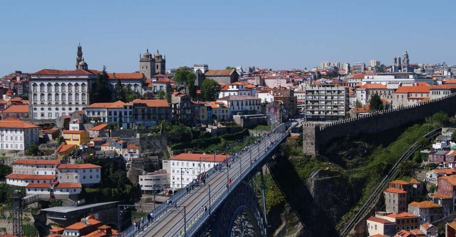 Porto: Guided Walking Tour and Lello Bookshop - Sé and the old lanes: setting the city’s timeline