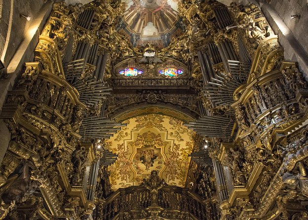Porto: Guimaraes & Braga Small Group Tour with Lunch and Tickets - Braga lunch with Vinho Verde: a proper break, not a sandwich stop