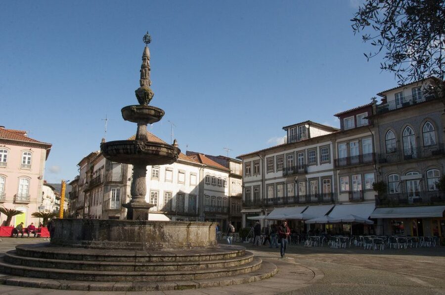 Porto: Guimarães & Braga Tour with Entry Tickets and Lunch - Lunch in Braga: traditional food with Vinho Verde