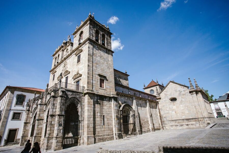 Porto: Guimarães & Braga Tour with Entry Tickets and Lunch - Guimarães Castle: the 10th-century stop that anchors the day