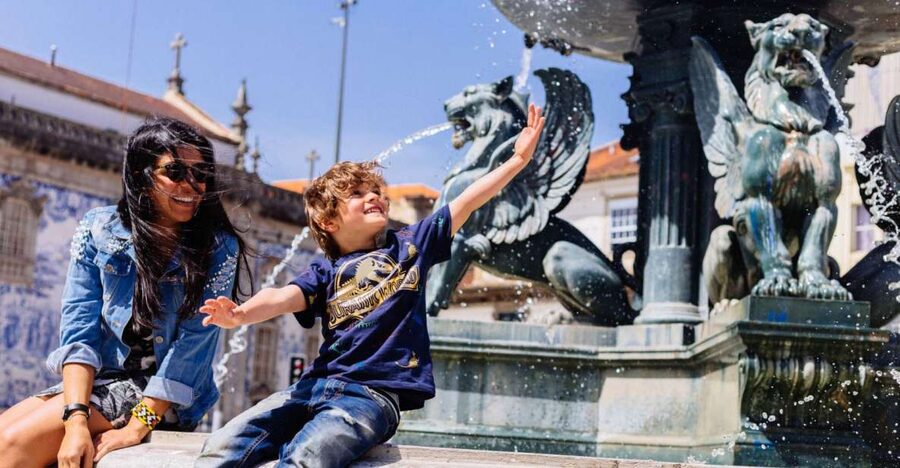 Porto: Harry Potter’s Inspiration Tour - Lion’s Fountain and the Gryffindor insignia moment