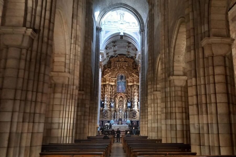 Porto Historic Center: Private Walking Tour & Cathedral - Iglesia de São Lourenço, Convento dos Grilos, and the switch from monuments to atmosphere