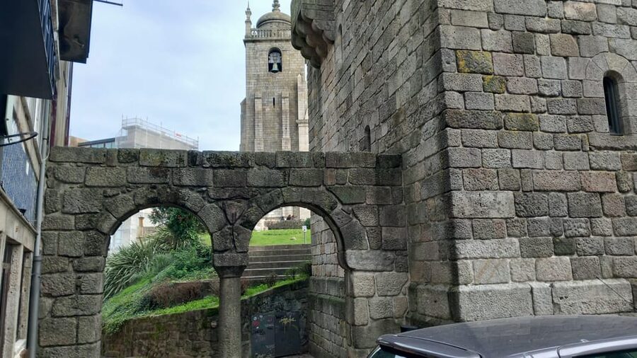 Porto Historic Center: Small Group Walking Tour & Cathedral - Meeting at Porto Town Hall, then lining up the whole story