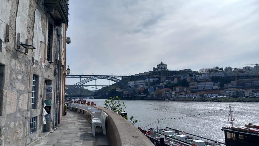 Porto Historic Center: Small Group Walking Tour & Cathedral - Livraria Lello and why a guided stop is worth it
