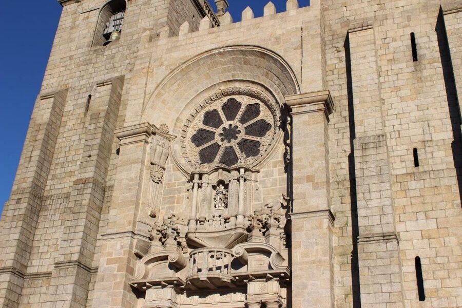 Porto: Historic City Center Walking Tour - Houses with tiles, crafts, and a garden stop that cools your head