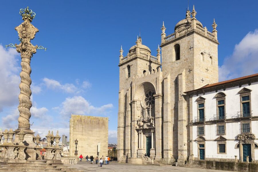Porto: Historic City Center Walking Tour - São Bento Station: the tiles are the main character, not background