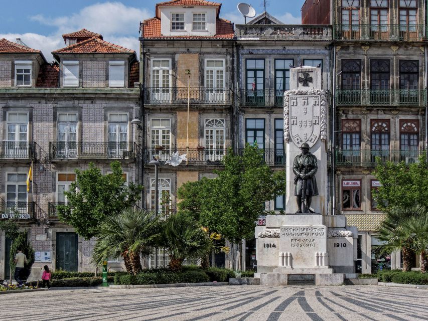 Porto: Historic e-Bike Tour with a guide - Safety and comfort: how this tour keeps first-time riders calm