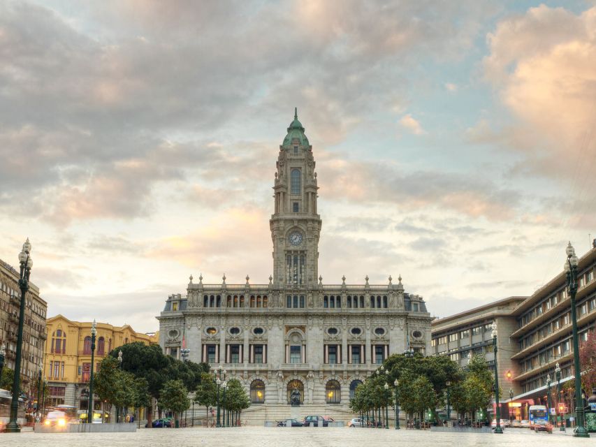 Porto: Historic e-Bike Tour with a guide - Cordoaria Garden and Praça de Carlos Alberto: classic center energy