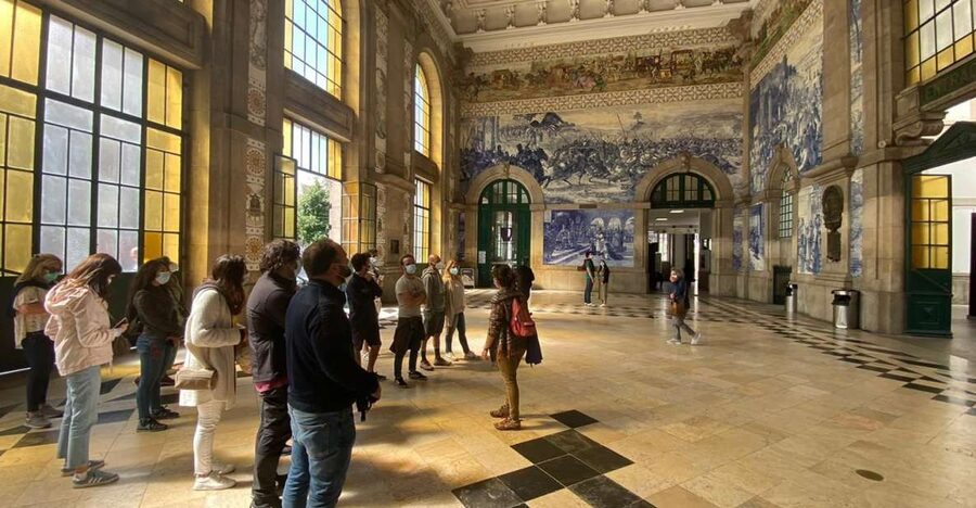 Porto: Historical Center Walking Tour - Avenida dos Aliados and São Bento Station for the big city moments