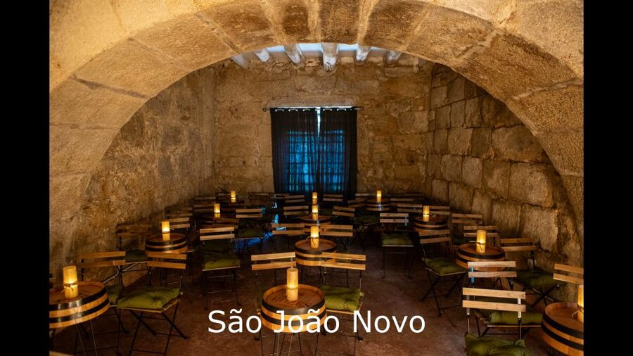 Porto: Live Fado Show with Glass of Port Wine - Musicians and Hosts, What Makes This Feel Personal