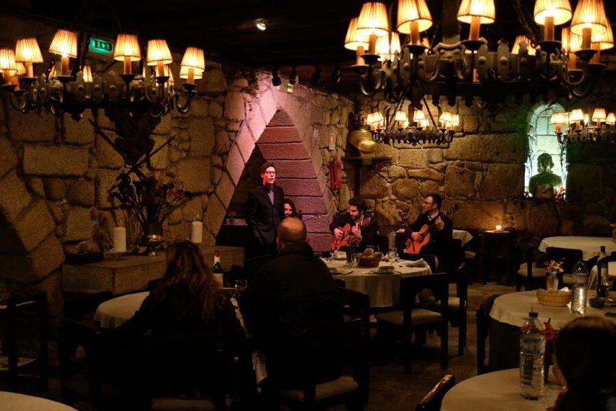 Porto Moonlight Walk & Fado Dinner - Getting there at Praça de Gomes Teixeira, and why the meeting point matters