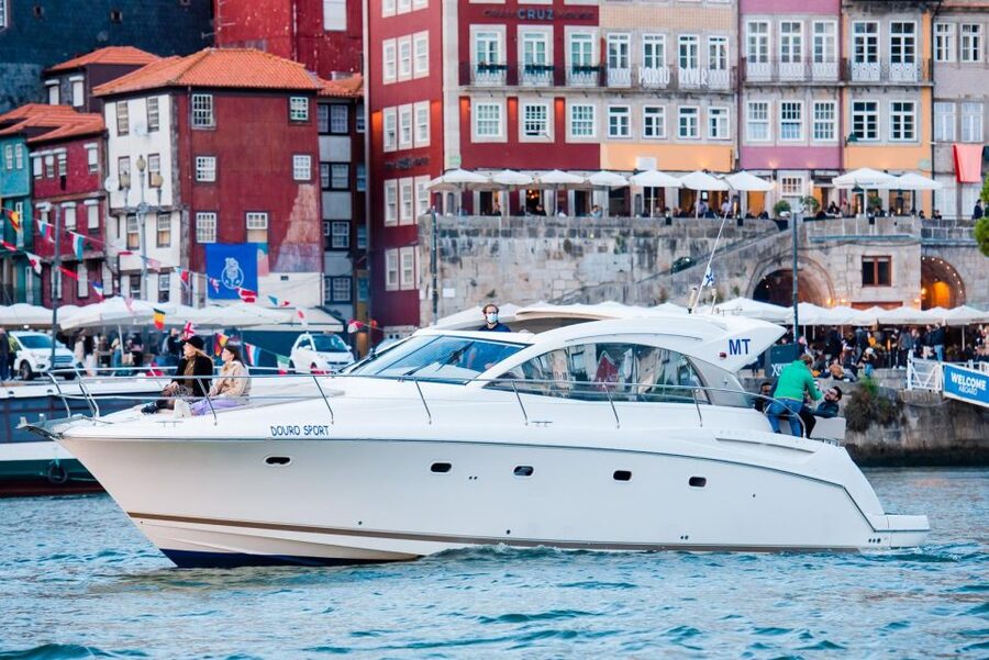 Porto: Passeio em iate privado no Douro com welcome drink - Add-ons on request: fishing, scuba, and flexibility