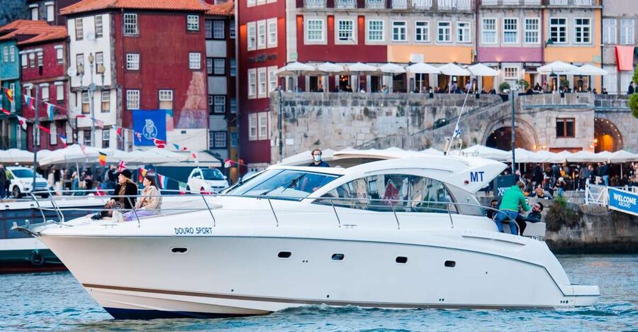 Porto: Passeio em iate privado no Douro com welcome drink - Inside the Prestige 42S: solarium, multiple zones, and a real galley