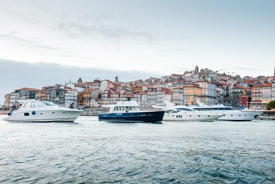 Porto: Passeio em iate privado no Douro com welcome drink - Price and value: $424 for up to 10 people, what that includes