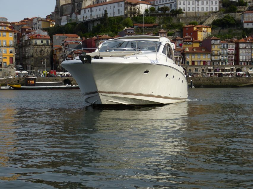 Porto: Passeio em iate privado no Douro com welcome drink - What makes the 2 hours feel complete: swimming and the sunset feel