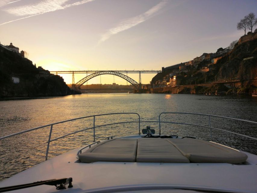 Porto: Passeio em iate privado no Douro com welcome drink - Family, friends, and special moments, including who this suits best