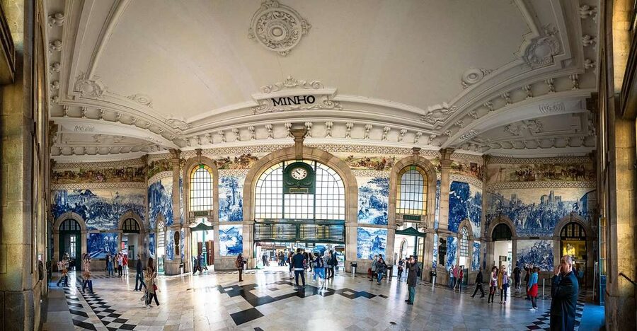 Porto private morning Tour, see the most iconic attractions - São Bento Station and Porto Cathedral, the culture anchors