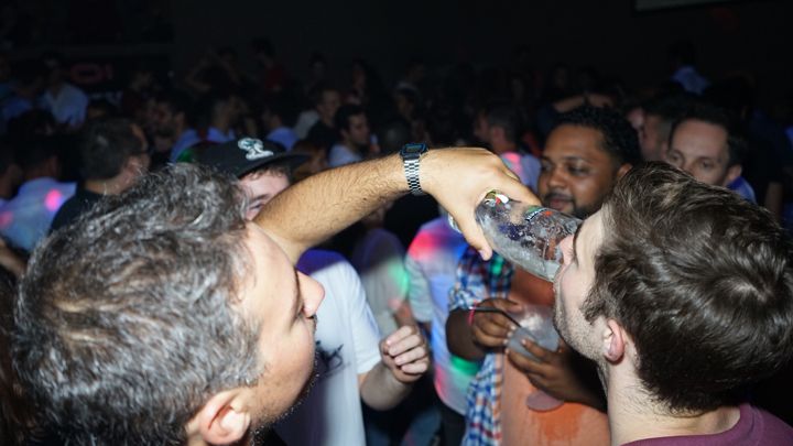 Porto: Pub Crawl with 6 Drinks and VIP Club Entry - The 4 Bar Stops: What Makes Each Move Work
