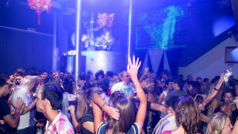 Porto: Pub Crawl with 6 Drinks and VIP Club Entry - Drink Plan and Pace: Shots, Beer, and Sangria