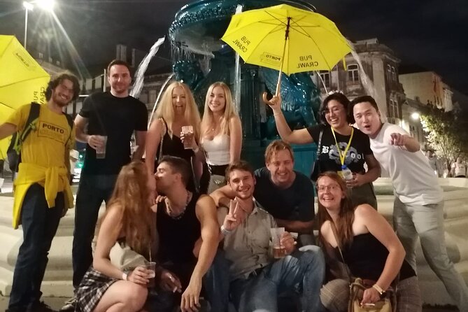 Porto Pubcrawl: 5h,7 Drinks,4 bars &Skip the line Club Entry - Stop 1: Fonte dos Leões, quick orientation and a smooth launch