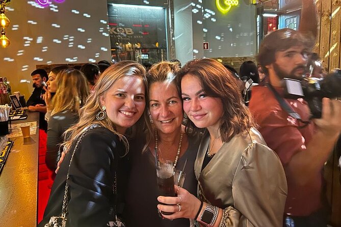 Porto Pubcrawl: 5h,7 Drinks,4 bars &Skip the line Club Entry - Stop 2: Largo de Alberto Pimentel, two bars and four drinks with icebreakers